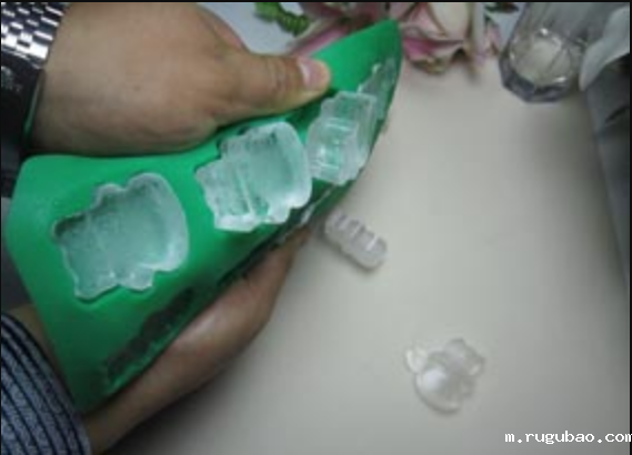 硅胶冰格如何使用 硅胶冰格如何使用